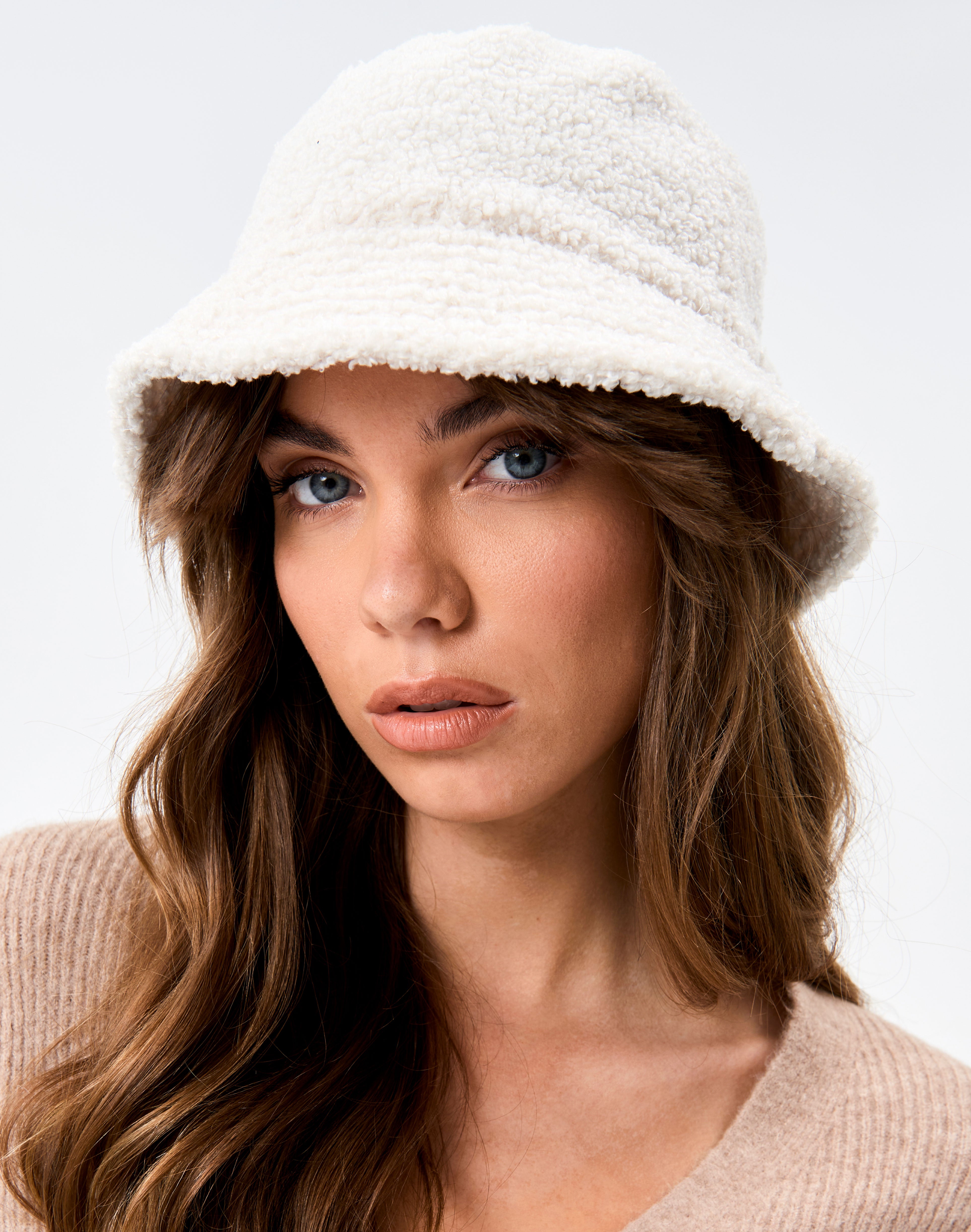 Teddy Borg Bucket Hat in White | Glassons