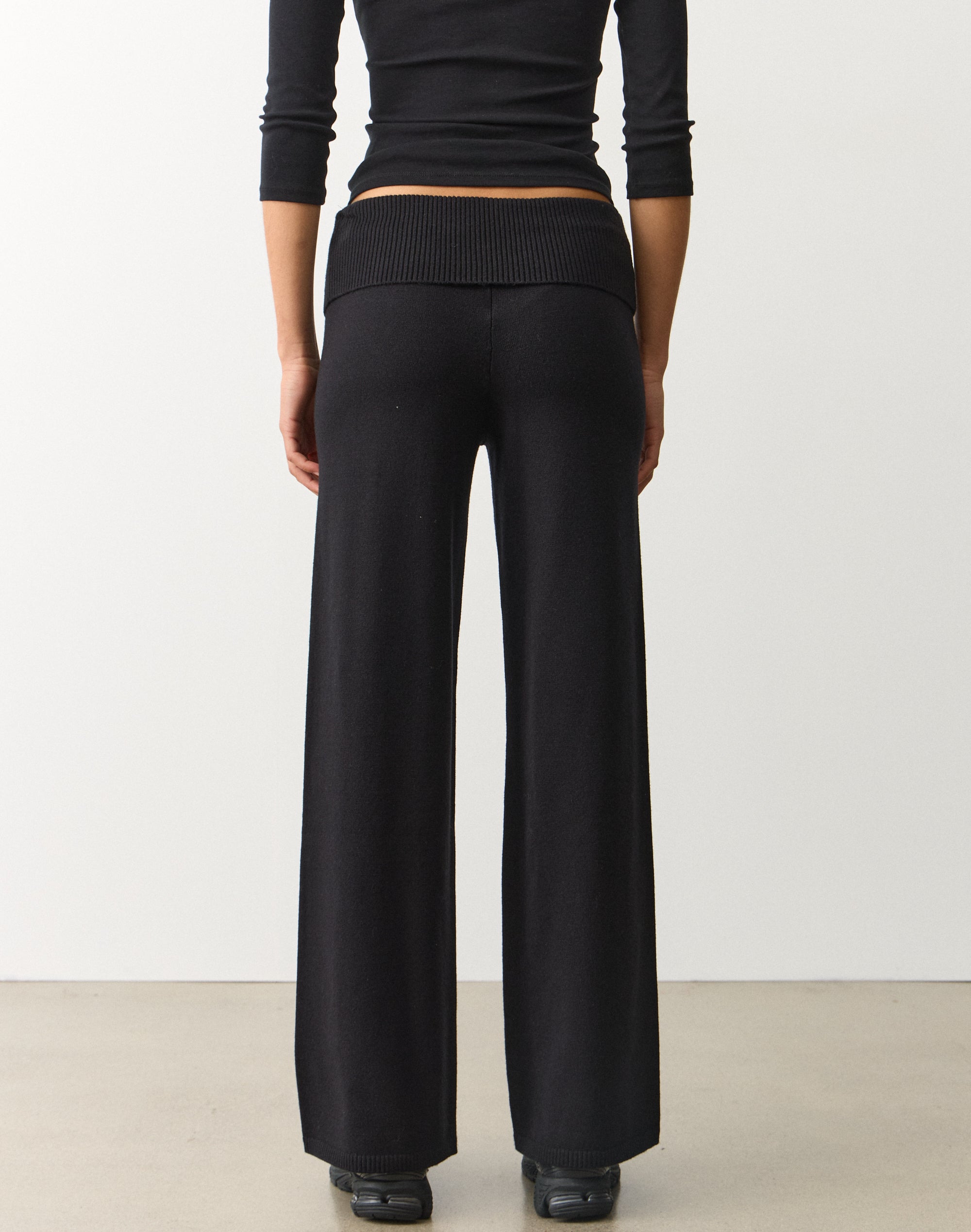 Low Rise Knit Pant in Black | Glassons