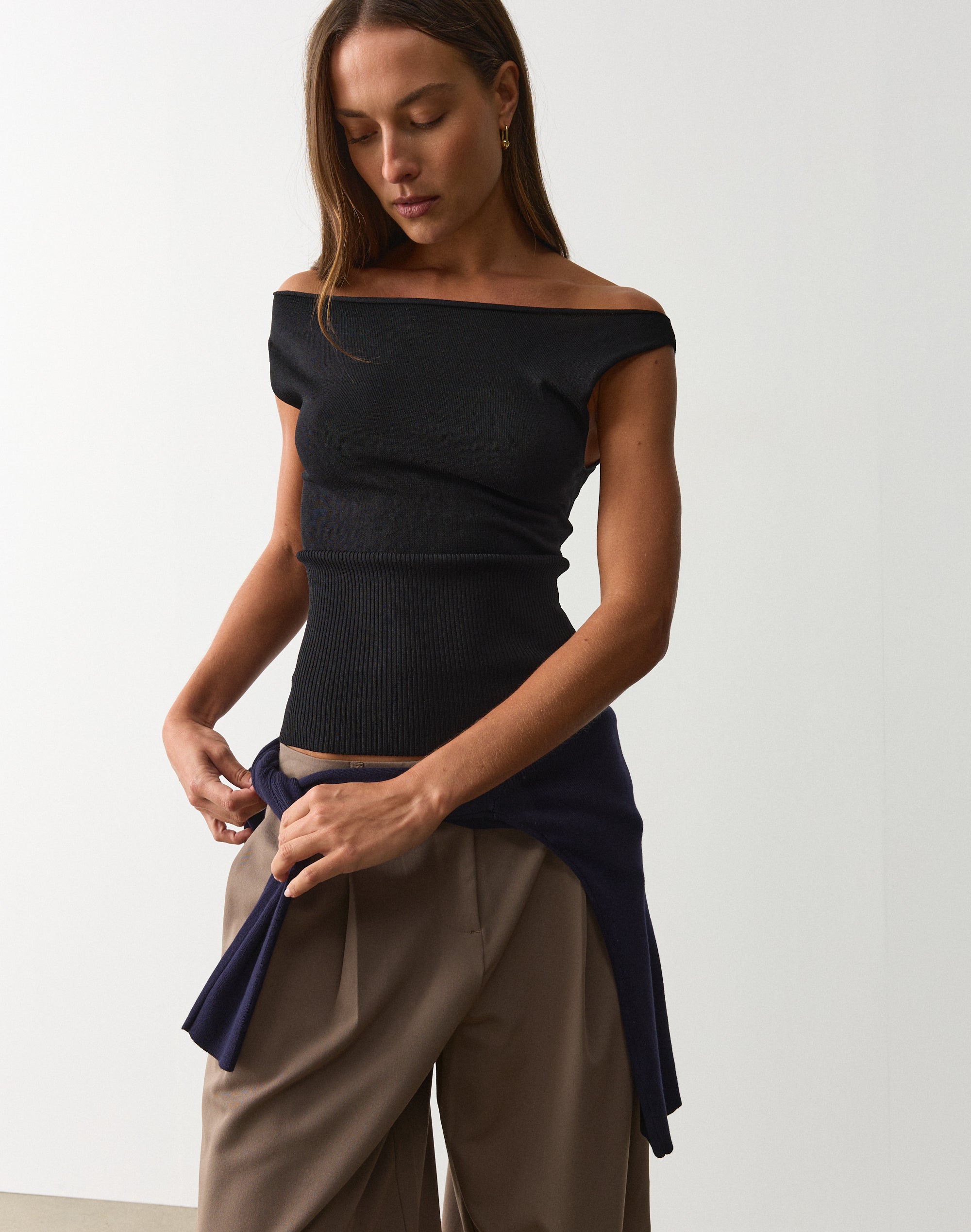 週末限定値下げ中！NECK SLIT RIB TOPS (BLACK) Rib Waist Boat Neck Top in Black | Glassons US