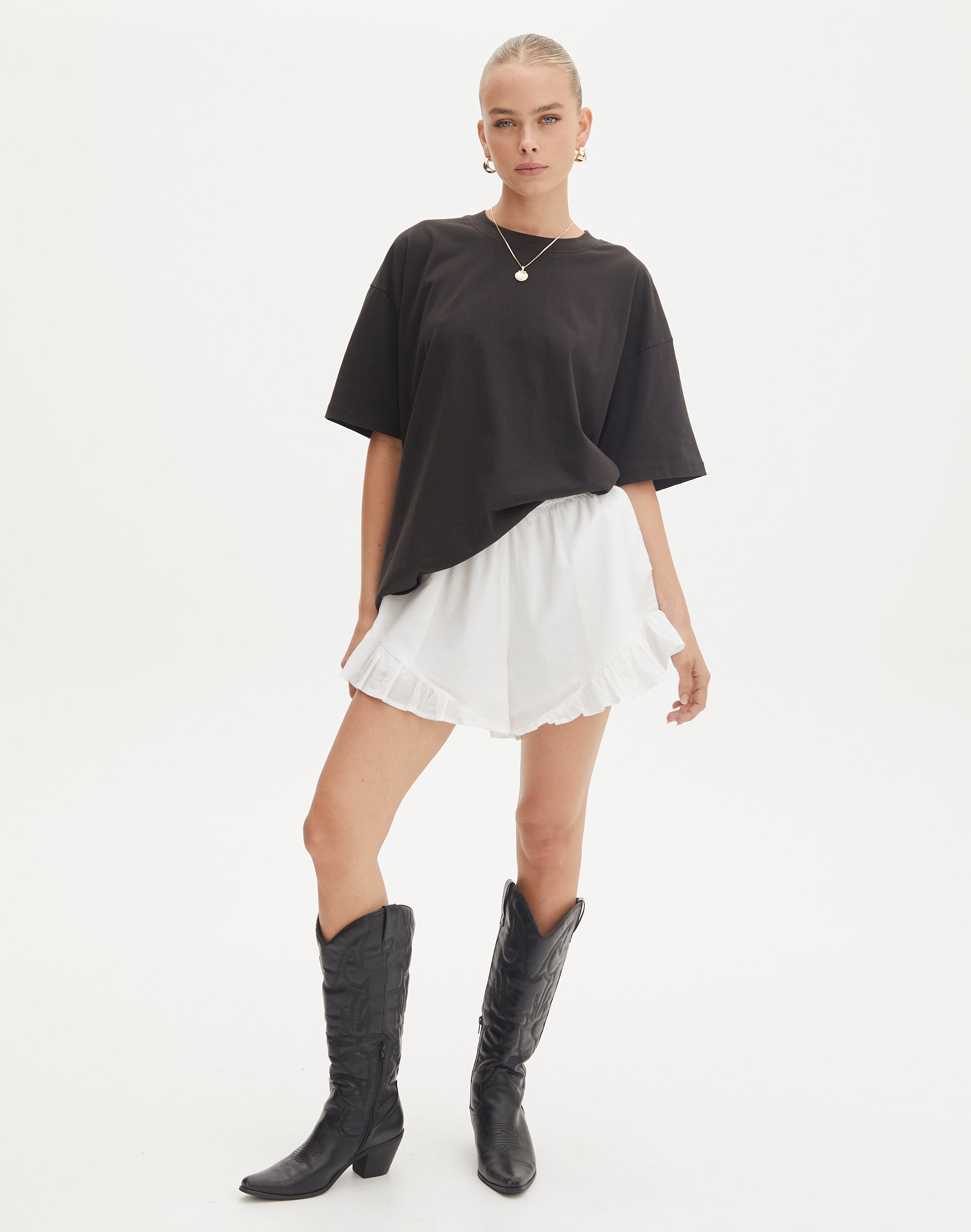 https://www.glassons.com/content/products/jacky-ruffle-shorts-white-front-sw139669cot.jpg