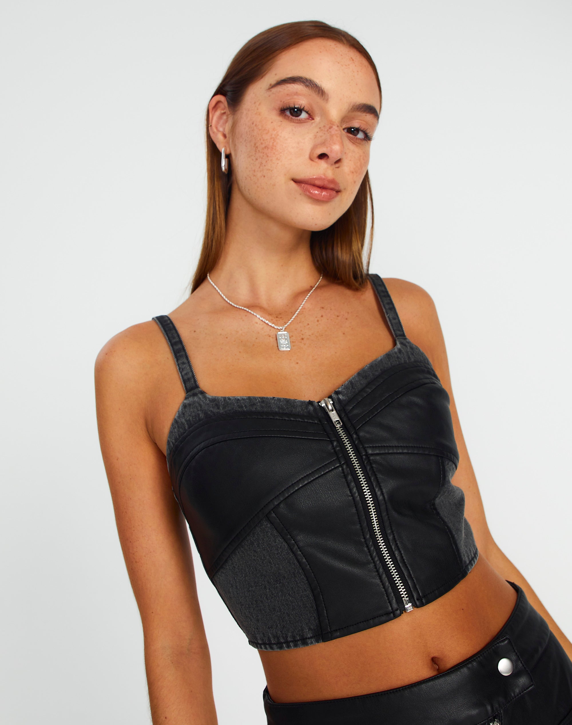 https://www.glassons.com/content/products/r-co-molly-moto-corset-top-ashtonblack-front-bv96757rdp.jpg