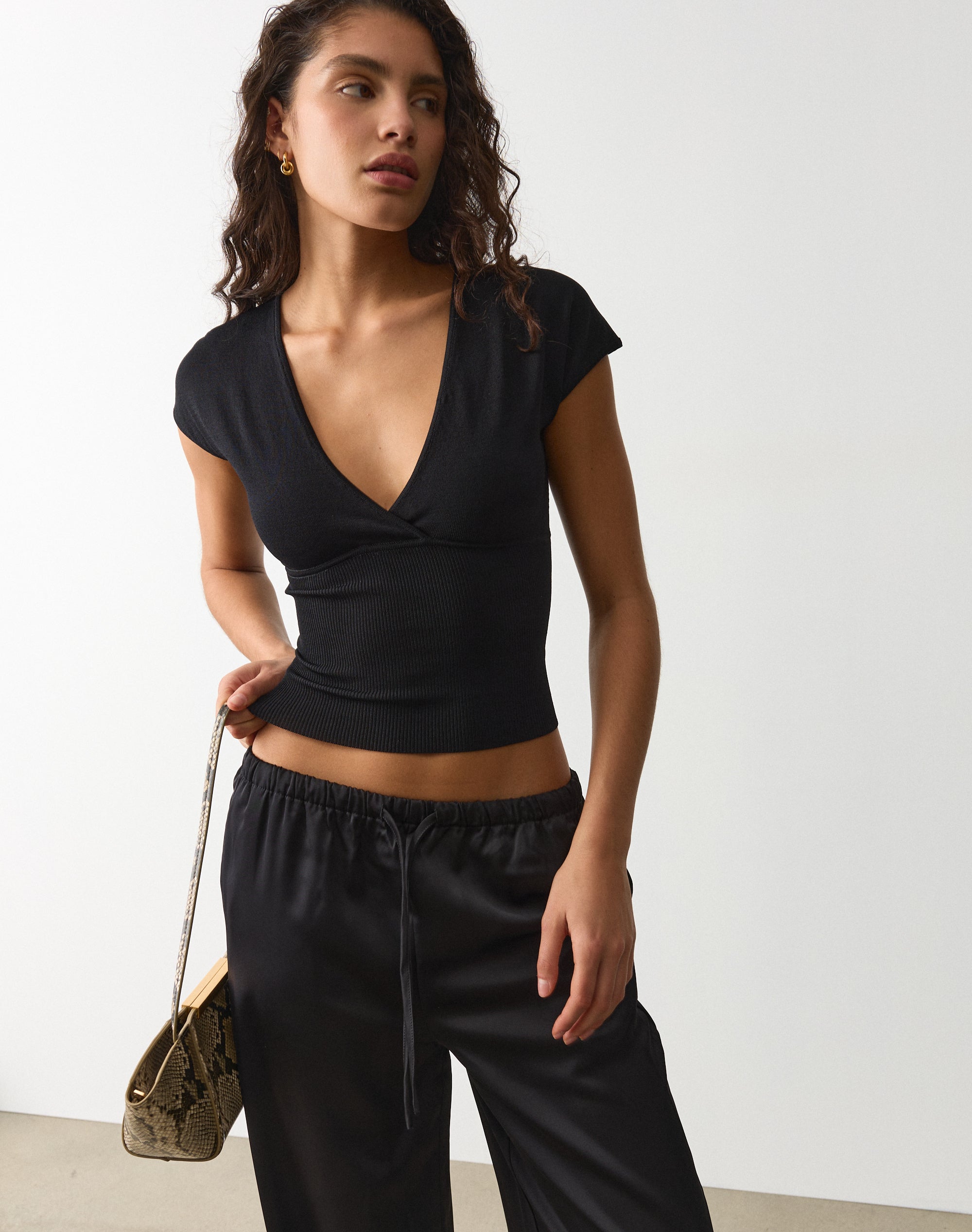 taylar-v-neck-top-black-6-