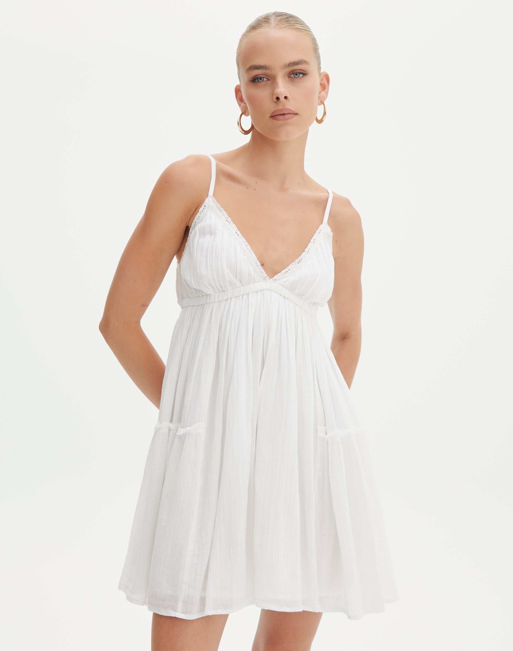 https://www.glassons.com/content/products/vereena-v-neck-white-front-ds124582cot.jpg